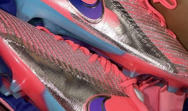 世界杯官方平台-愿望达成，索博斯洛伊晒维尼修斯送给他的后者专属战靴