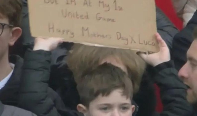 世界杯app下载入口-和母亲节冲突，小球迷举牌：抱歉妈妈，但我是首次现场看曼联